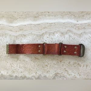 BROWN GRAIN LEATHER AND RIVET BRACELET